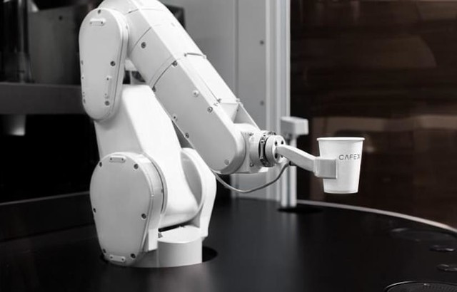 国外现超级咖啡机器人 一小时120杯造型科幻