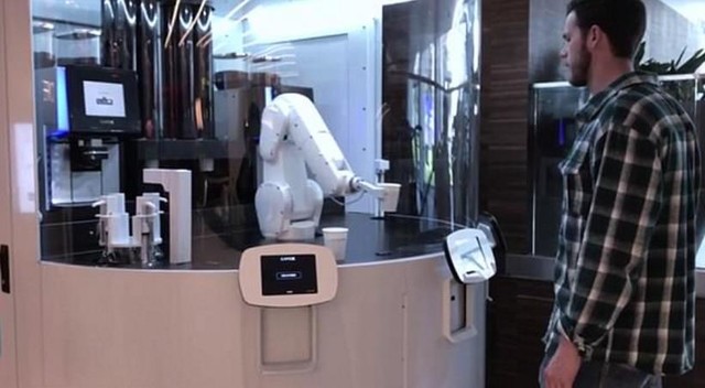 国外现超级咖啡机器人 一小时120杯造型科幻